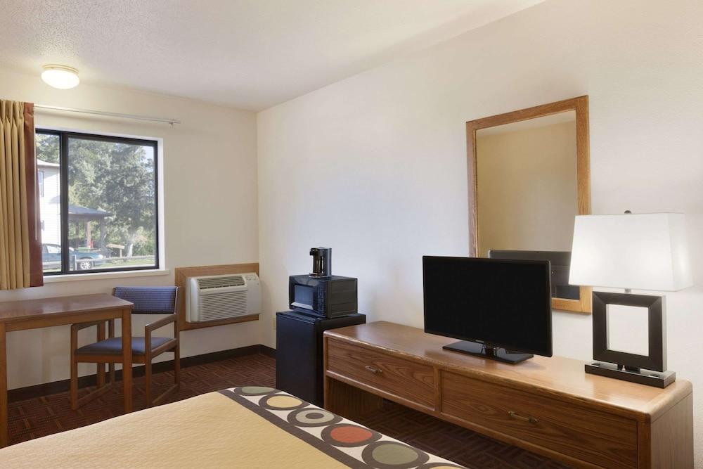 Super 8 by Wyndham Wall photo 13