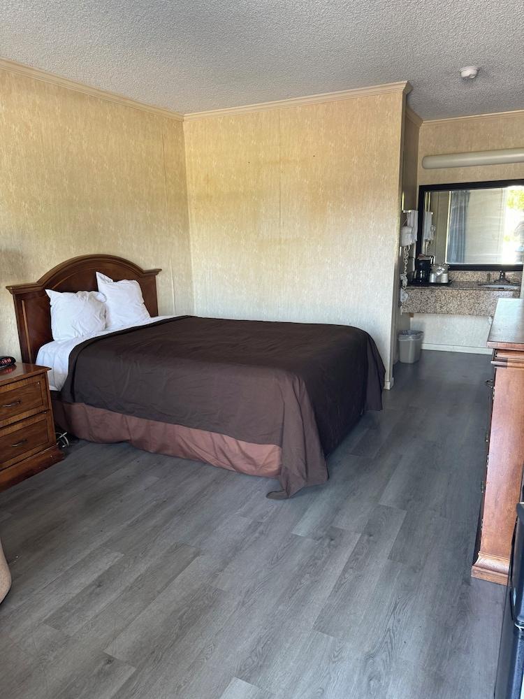 Colony Inn photo 11