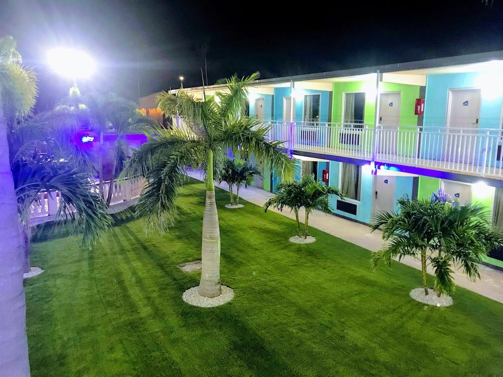 Tropical Inn & Suites photo 53