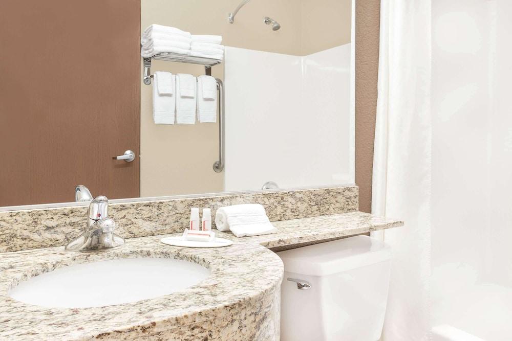 Microtel Inn & Suites by Wyndham Mansfield photo 29