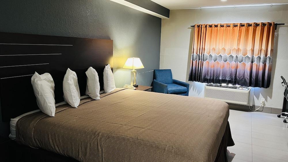 Regency Inn & Suites Houston East I 10 photo 4