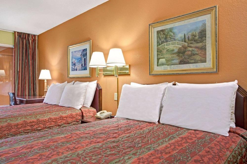 Days Inn by Wyndham Benson photo 6