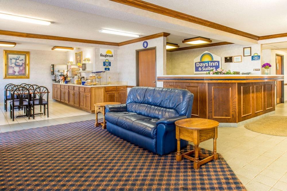 Days Inn by Wyndham Pontoon Beach photo 3