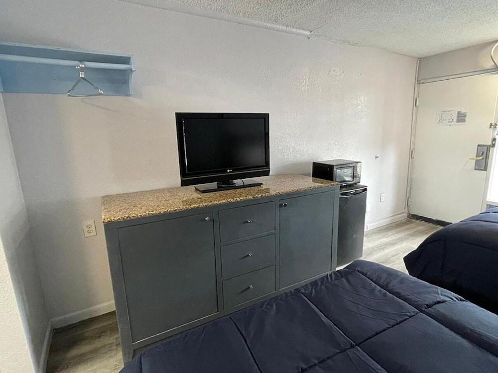 Budgetel Inn & Suites photo 7