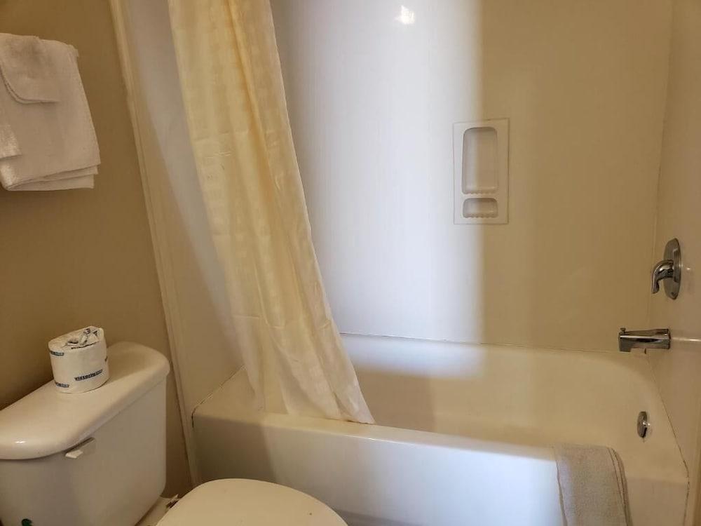 Crossroads Inn & Suites photo 10