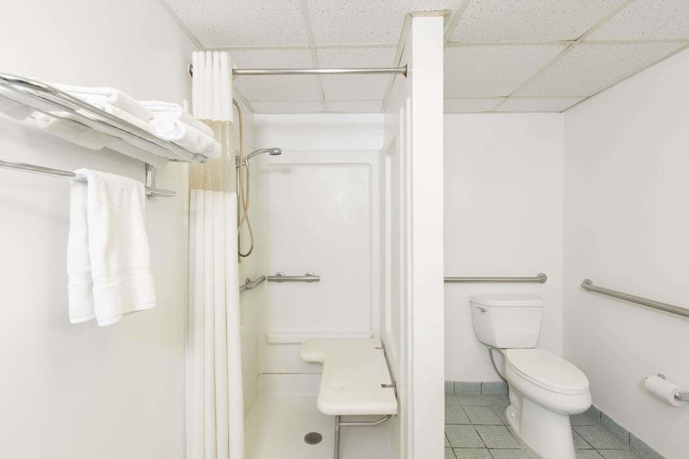 Travelodge by Wyndham Great Bend photo 12