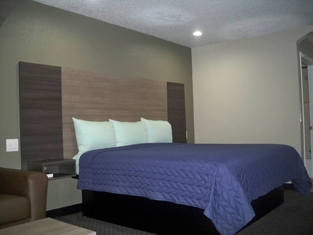 Scottish Inn & Suites photo 28