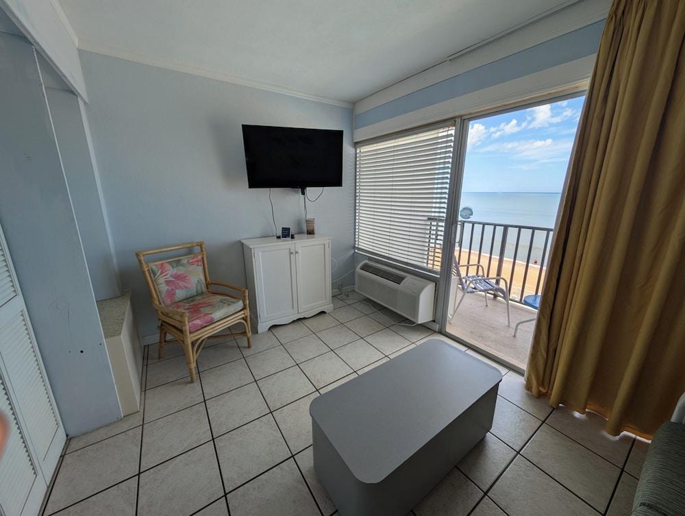 Traders Inn Beach Club photo 43