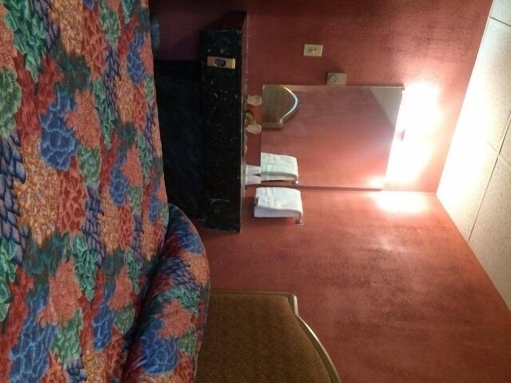 Pink Fountain Motor Inn photo 13