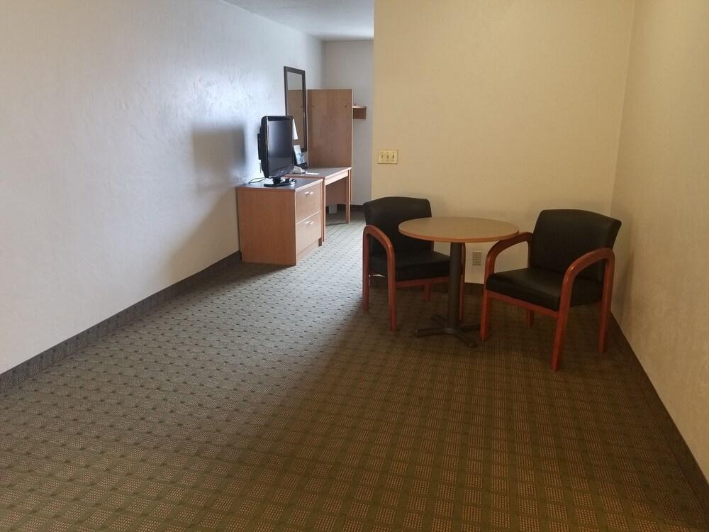 Super 8 by Wyndham Bend photo 5