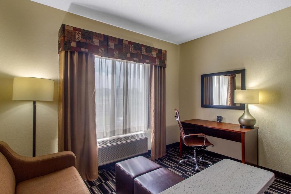 Comfort Suites Danville photo 12