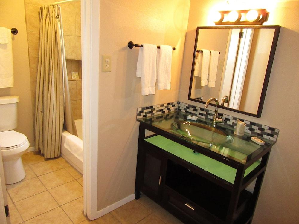 El Patio Inn photo 19