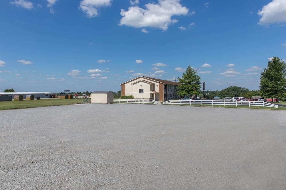 Super 8 by Wyndham Danville photo 10