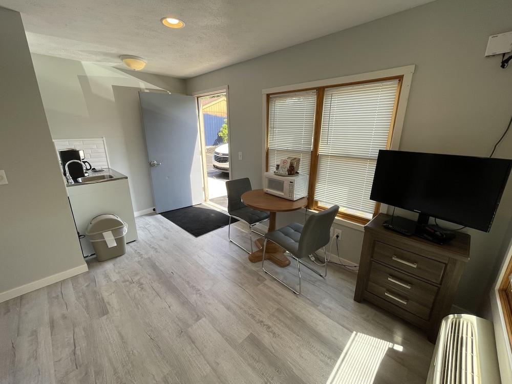Lake Bluff Inn and Suites photo 13