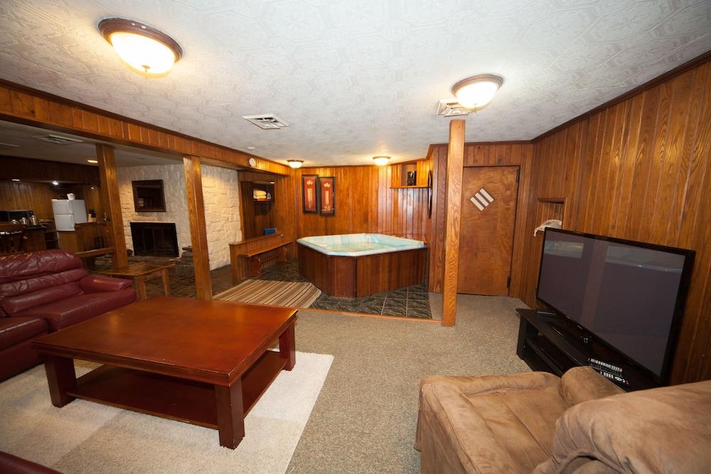 Log Cabin Lodge & Suites photo 10