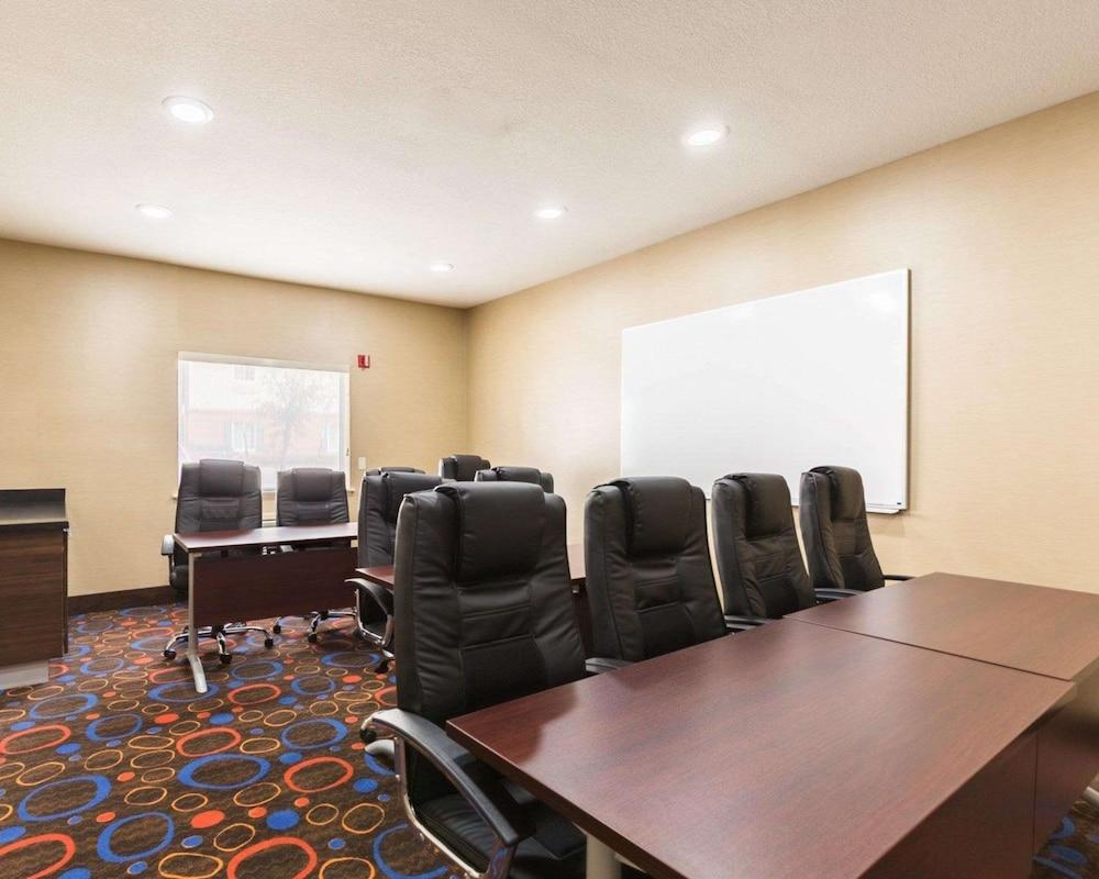 Econo Lodge Inn & Suites East photo 35