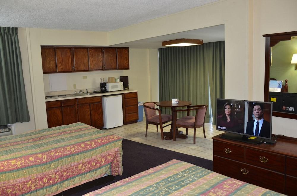 Days Inn by Wyndham Southern Hills/ORU photo 20