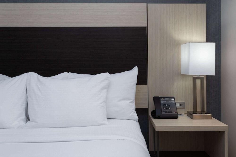 La Quinta Inn & Suites by Wyndham Shorewood photo 14