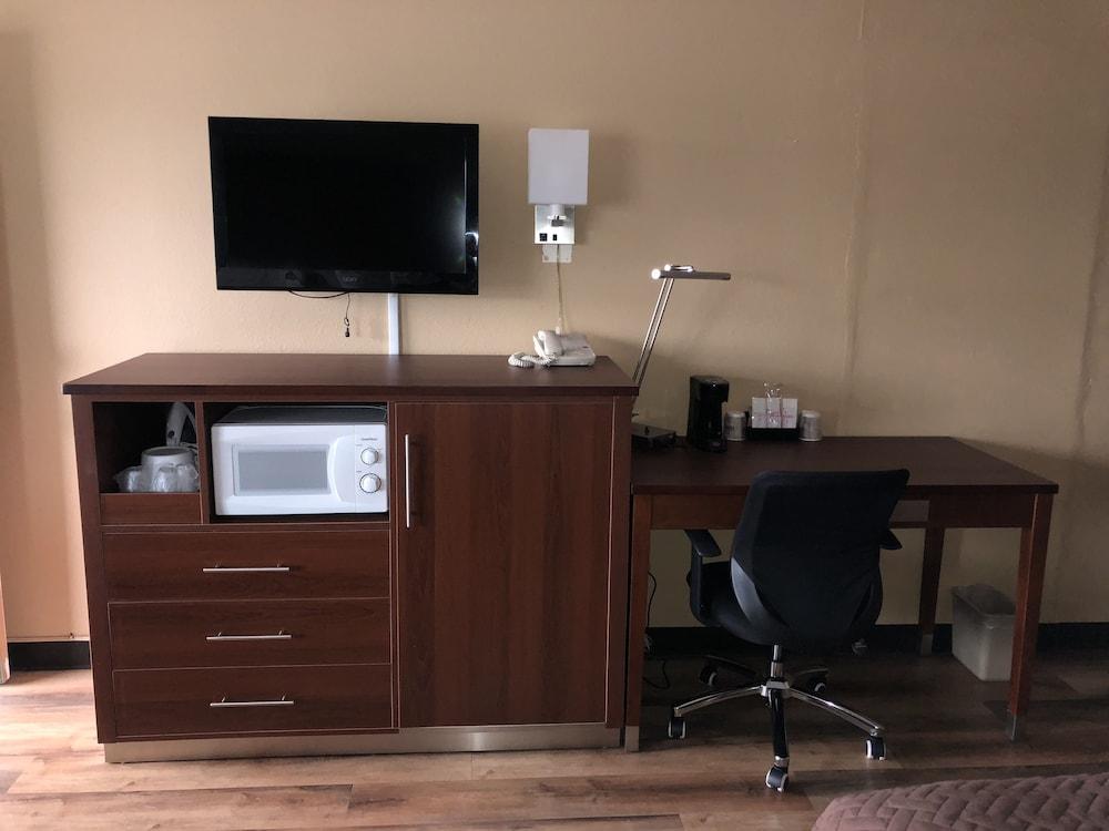 Knight's Inn Motel photo 42