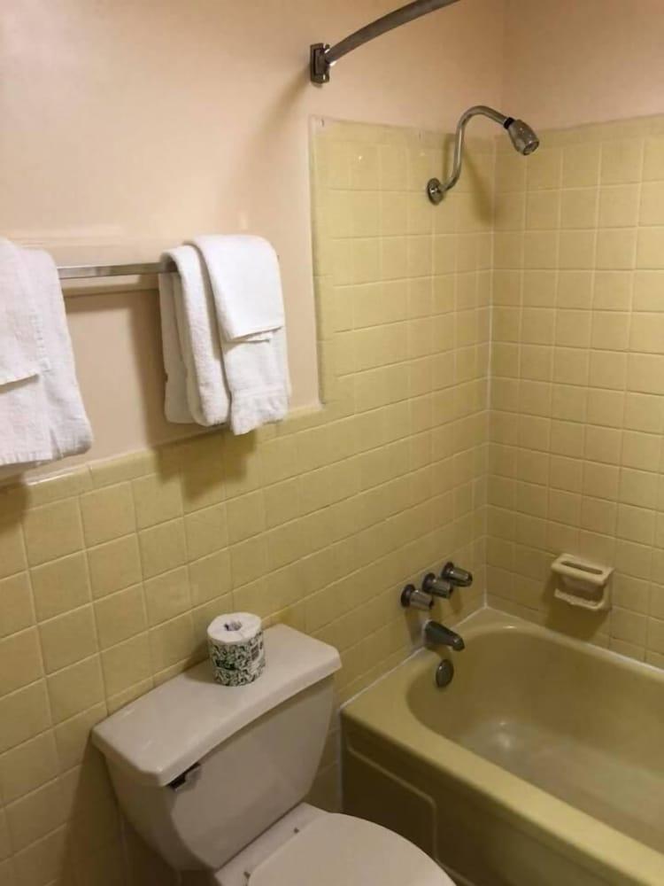 Scottish Inn & Suites photo 43
