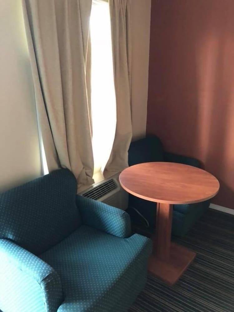 Scottish Inn & Suites photo 44