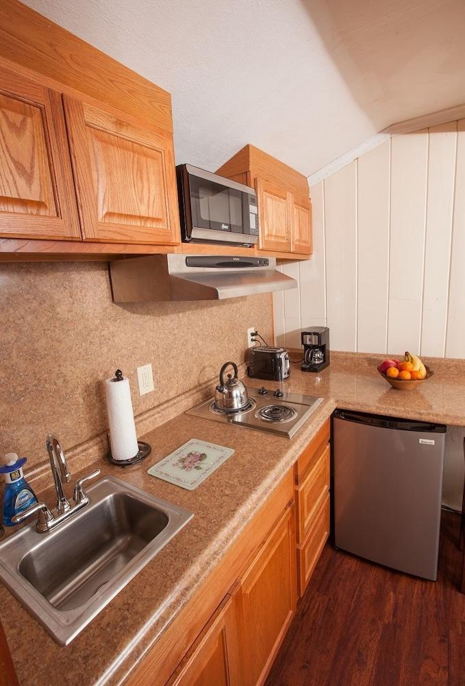 Knotty Pine photo 4