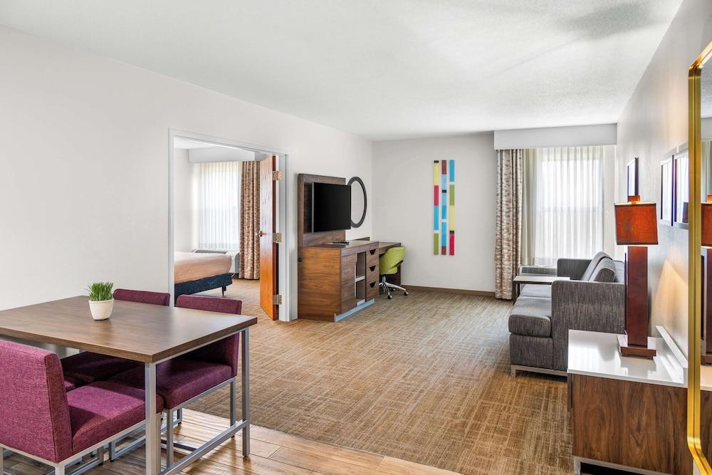 Hampton Inn Grand Rapids-North photo 24