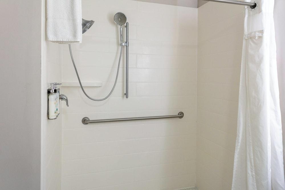 Holiday Inn Express & Suites Roanoke Rapids SE by IHG photo 37