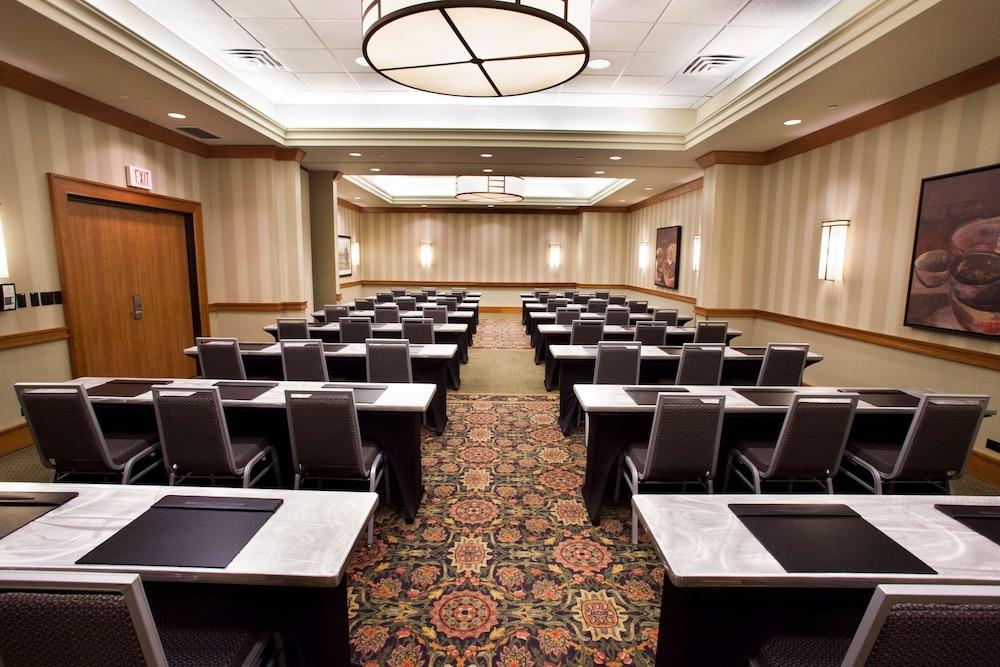 Hilton Chicago/Oak Brook Suites photo 40
