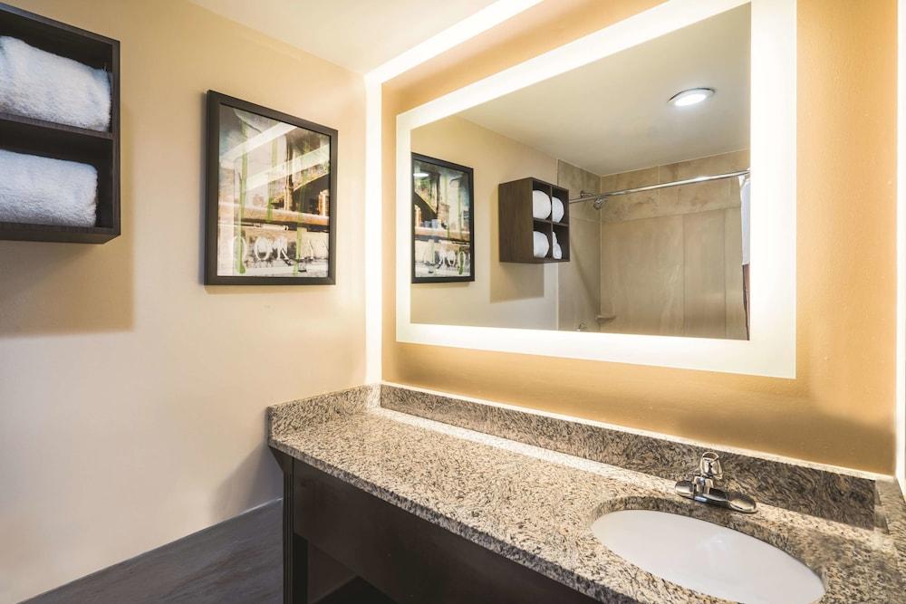 La Quinta Inn & Suites by Wyndham Brooklyn Downtown photo 8