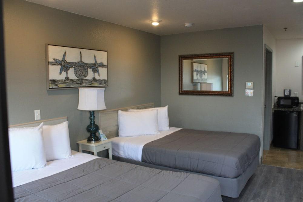 Price Pointe Inn photo 13