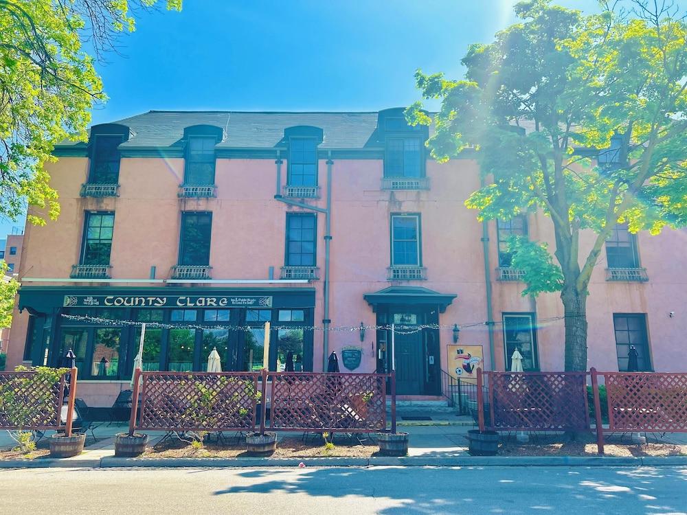 County Clare Irish Hotel & Pub photo 1