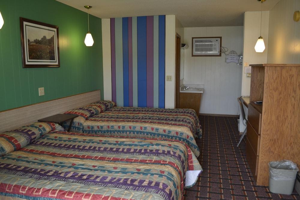 Edgetowner Motel photo 9