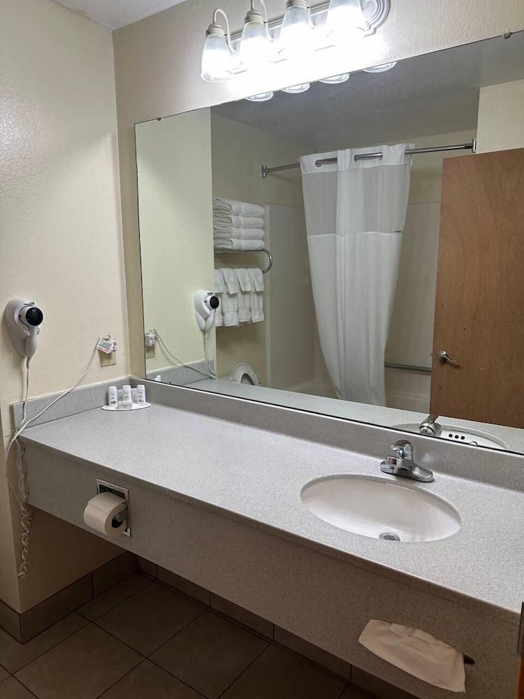 Baymont by Wyndham Lawrenceburg photo 30