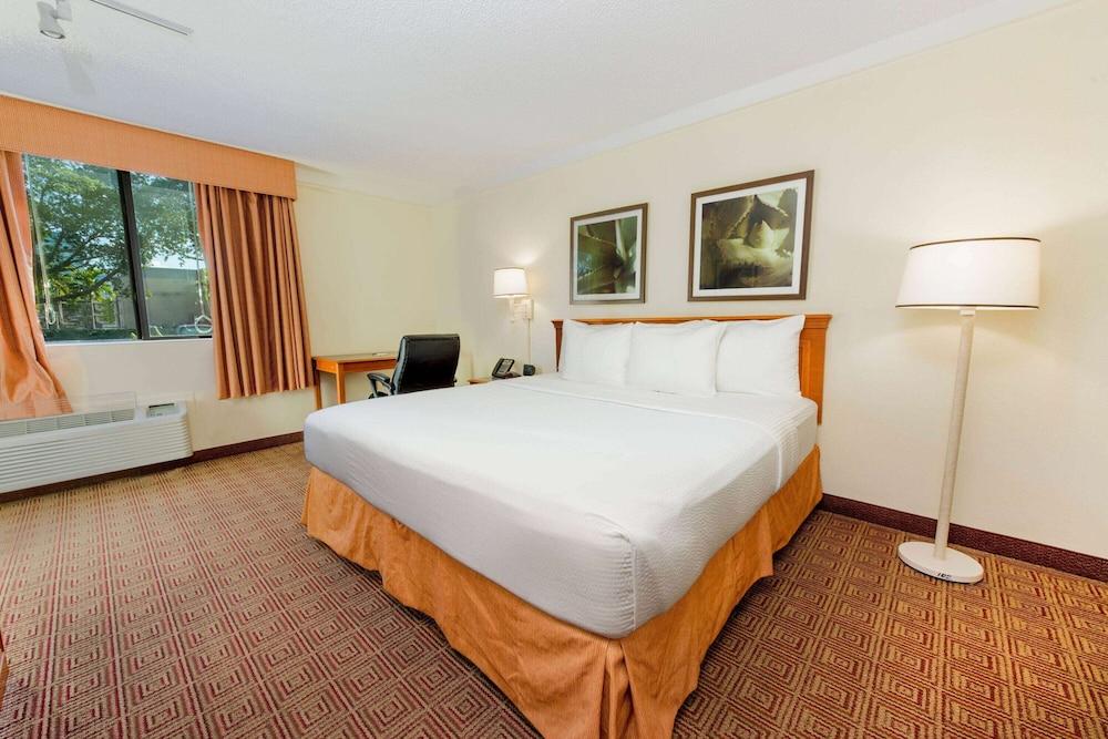La Quinta Inn & Suites by Wyndham Ft Lauderdale Cypress Cr photo 20