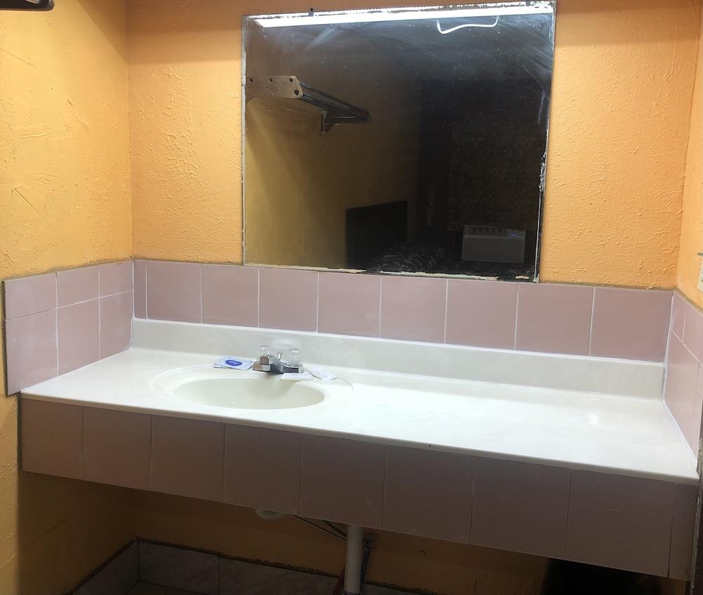 Budget Inn Du Quoin photo 13
