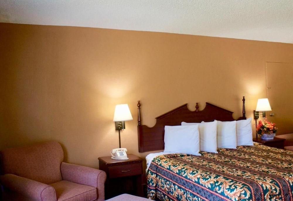 Rodeway Inn Monroe photo 11