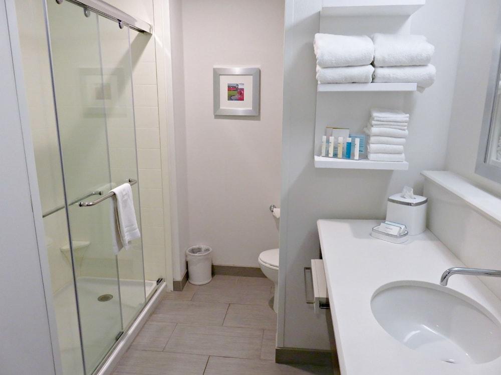 Hampton Inn by Hilton Detroit Dearborn photo 18
