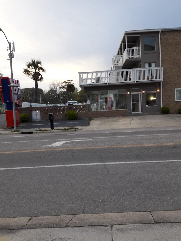 Ocean Waves Hotel photo 1