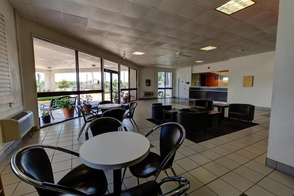 Executive Inn & Suites photo 23