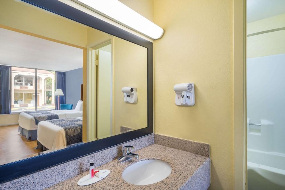 Days Inn by Wyndham Statesville photo 11