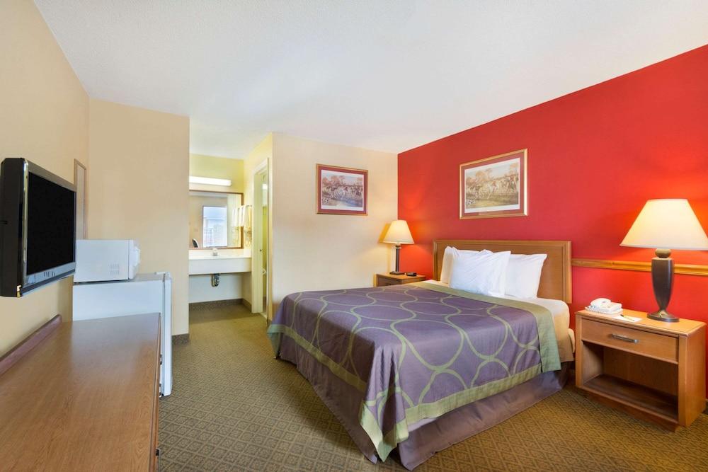 Super 8 by Wyndham Lancaster photo 9