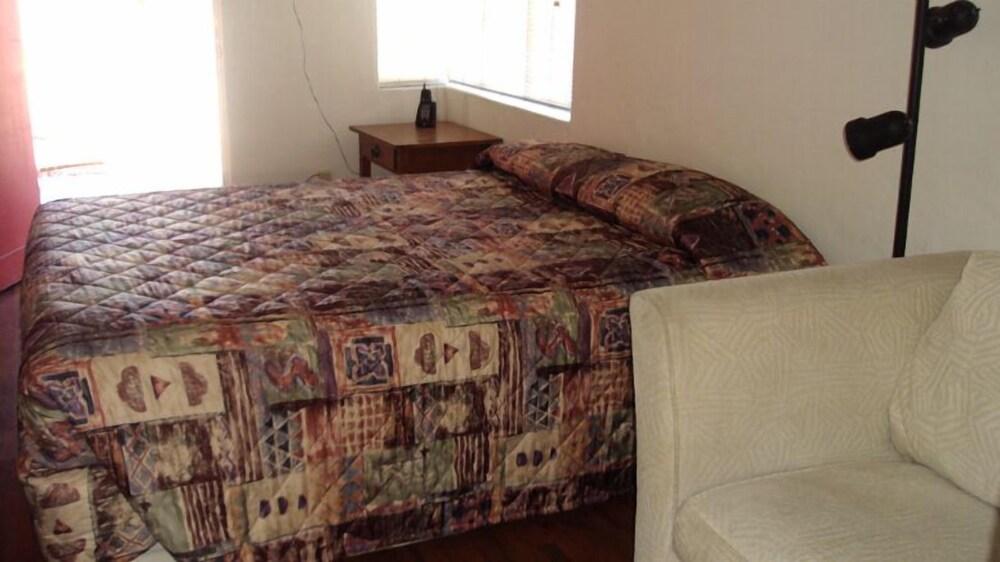 La Siesta Motel photo 34