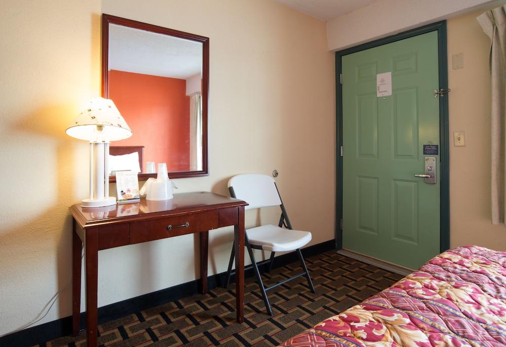 Budget Inn Cocoa photo 34
