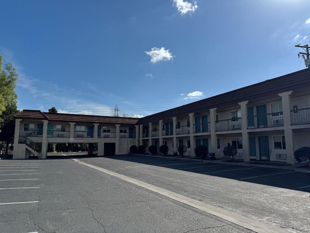 Royale Inn Motel photo 6