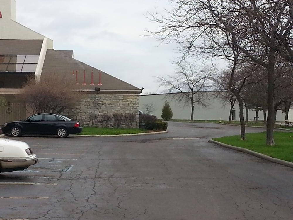 Days Inn & Suites by Wyndham Monroe photo 18