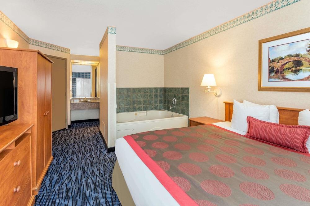 Ramada by Wyndham Kent Seattle Area photo 11