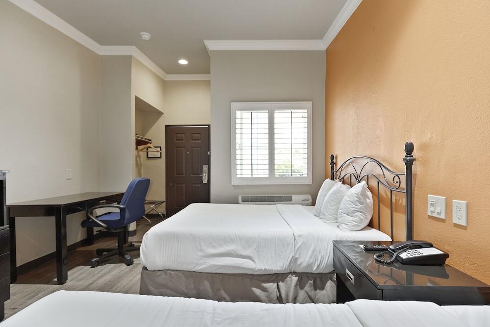 Le Blanc Inn & Suites photo 61