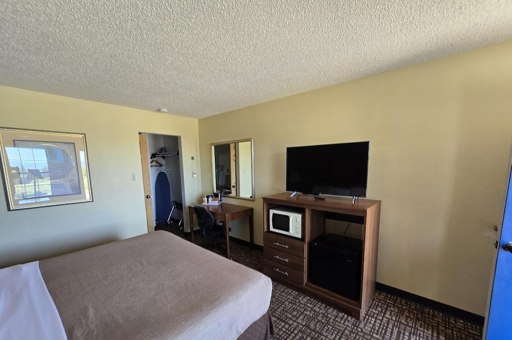 Econo Lodge Eagle Nest photo 42