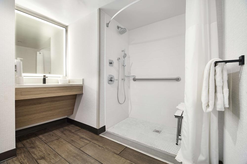 Hampton Inn Newark Airport photo 9
